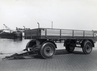 811759 Afbeelding van een aanhangwagen, geproduceerd door de Carrosserie- en Constructiewerkplaatsen N.V. Jan Jongerius ...